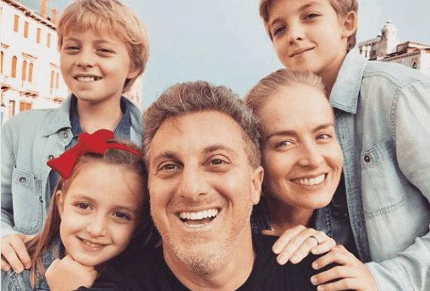 Luciano Huck posa com a família e promove reflexão sobre 2020