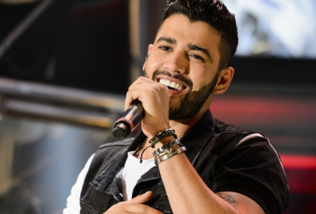 Gusttavo Lima aparece com “máscara de assaltante” e revela o motivo