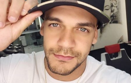 Caique Aguiar posa de cueca, exibe pernas saradas e leva web à loucura