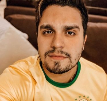 Luan Santana publica foto de quando era criança com o uniforme da Seleção