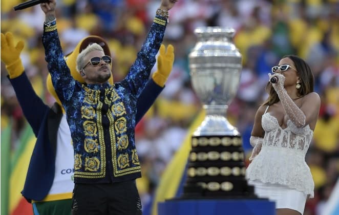 Anitta freta van para amigos assistirem show na Copa América