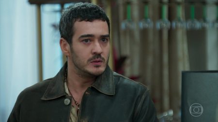 “Verão 90”: Álamo revela real identidade de Galdino em programa de TV