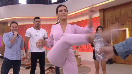 Fátima Bernardes surpreende e chuta tampa de garrafa usando salto