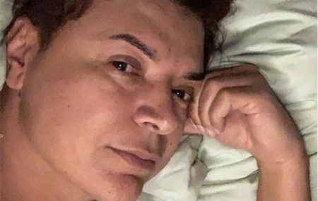 David Brazil aparece pelado depilando o bumbum e surpreende seguidores