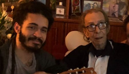 Filho de Carlinhos Brown relembra encontro recente com João Gilberto