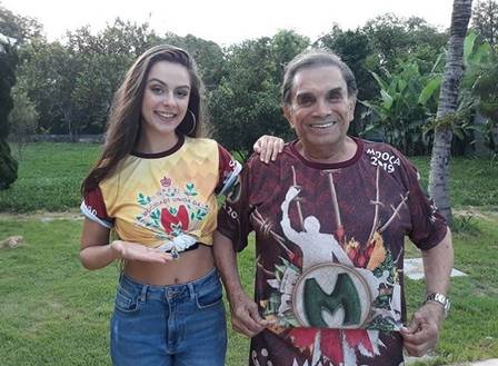 Filha de Dedé Santana faz sucesso com fotos de maiô no Instagram