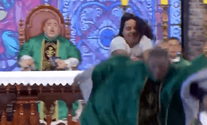 Mulher atira padre Marcelo Rossi do altar e fiéis se desesperam; assista