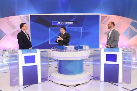 Silvio Santos chama filhos de Bolsonaro de “galãs” e faz provocações