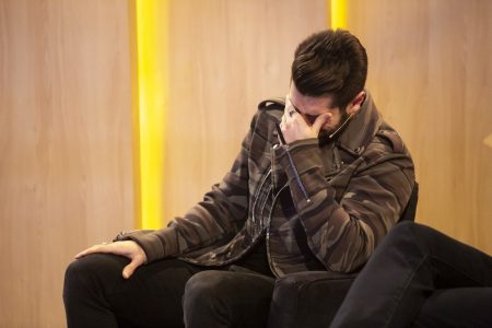 Alok relembra fase do término com esposa e chora muito na TV