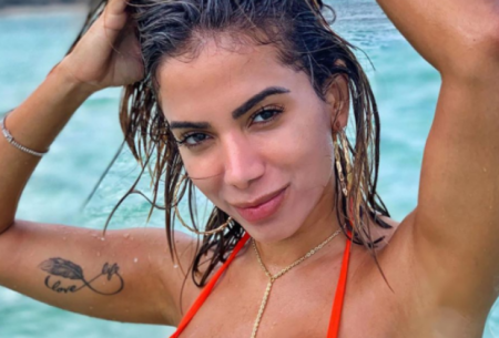Anitta aparece de biquíni, curtindo o sol ao lado de Pedro Scooby