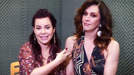 Fernanda Souza e Claudia Raia, com look inusitado, curtem viagem juntas