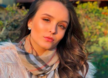 Larissa Manoela faz visitinha aos Estúdios Globo e tem conversa em segredo