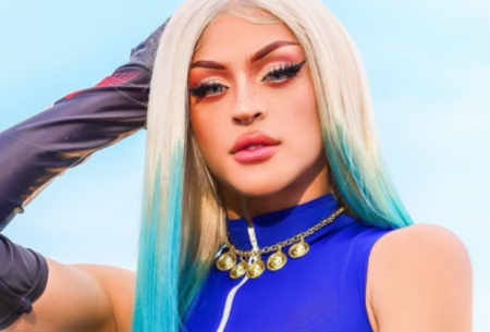 De vestido curto, Pabllo Vittar exibe tatuagens em clique ousado