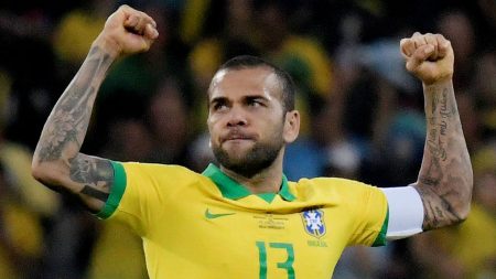 Daniel Alves faz “desafio da garrafa” com partes íntimas e causa na web