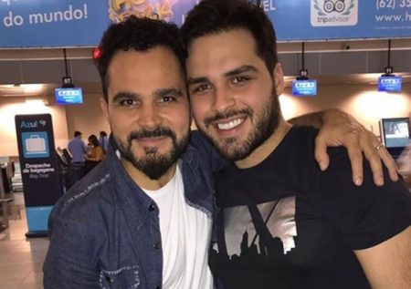 Luciano Camargo posa ao lado do filho e semelhança impressiona