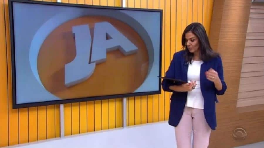 Apresentadora da Globo derruba tablet durante jornal e se desespera