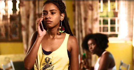 “Malhação”: Jaque recebe ameaça por ligação e Vânia se preocupa