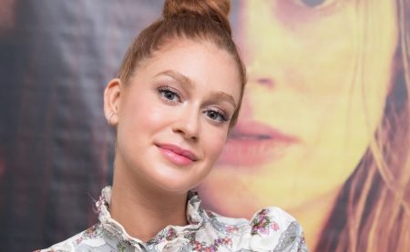 Marina Ruy Barbosa mostra as pernas e beija o marido em jatinho