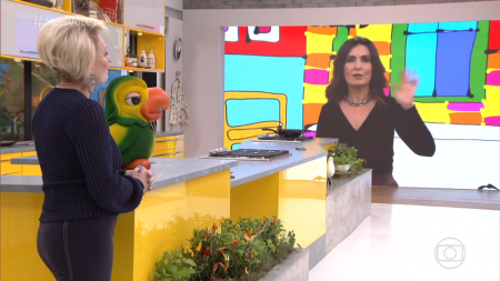 Fátima Bernardes se atrapalha ao vivo e revela nome do interprete de Louro José