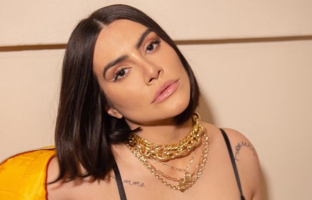 Cleo Pires posa com blusa curtíssima e quase mostra algo a mais