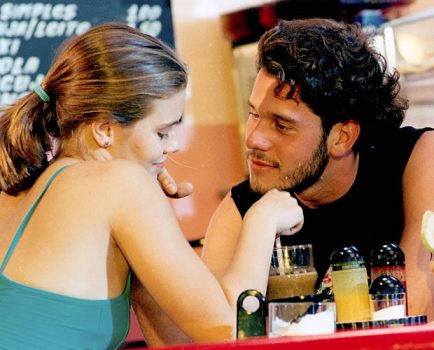 Ex-galã da Globo surpreende e posta foto do casamento com marido