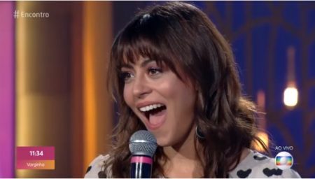 Carol Castro se emociona ao encontrar a mãe no palco do “Encontro”