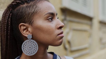 “Malhação”: Cabo Góes segue Jaqueline, que tenta disfarçar o medo