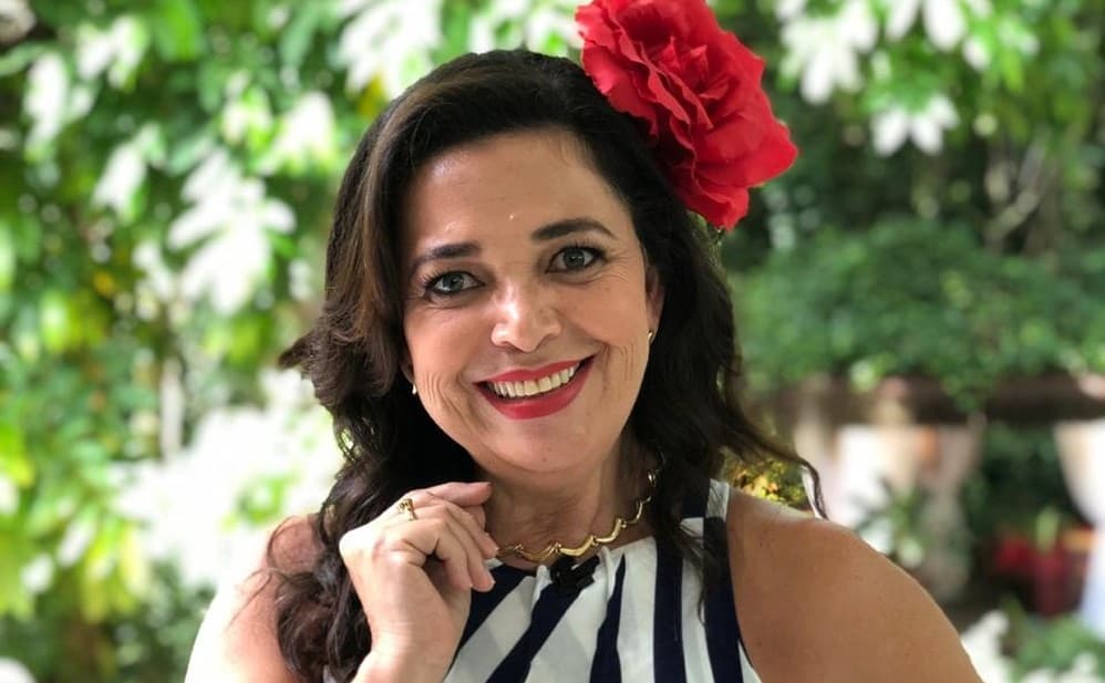 Aos 53 anos, ex-BBB Tereza Souza posa de lingerie