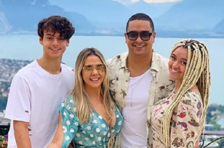 Carla Perez ostenta peças de luxo em viagem de férias com a família