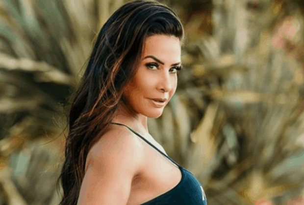 Scheila Carvalho sensualiza de biquíni e deixa web babando
