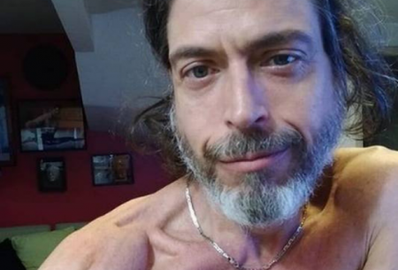 Rubens Caribé se diverte ao encontrar revista com ensaio nu em banca