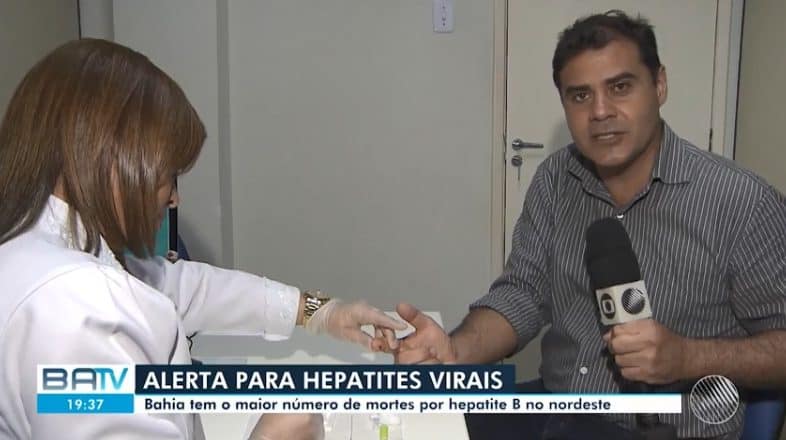 Repórter da Globo recebe picada de enfermeira, chora e viraliza na web