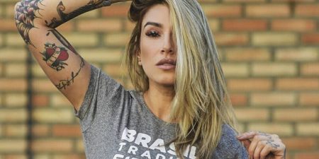 Dani Bolina recebe cantada de seguidor e marca esposa em resposta