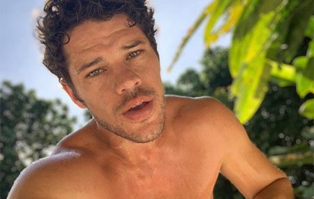 Sem camisa, José Loreto surge lavando louça e divide opiniões na web