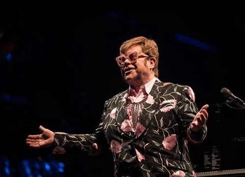 Elton John faz leilão e arrecada fundos para pacientes com HIV