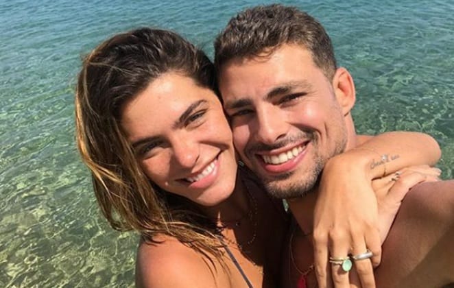 Cauã Reymond surge em vídeo com esposa e Grazi Massafera comenta