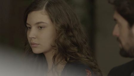 “Malhação”: Rita e Lígia se encaram enquanto esperam Dona Isaura em audiência