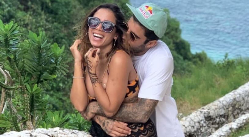 Anitta exibe anel de brilhantes e fãs especulam noivado com Pedro Scooby