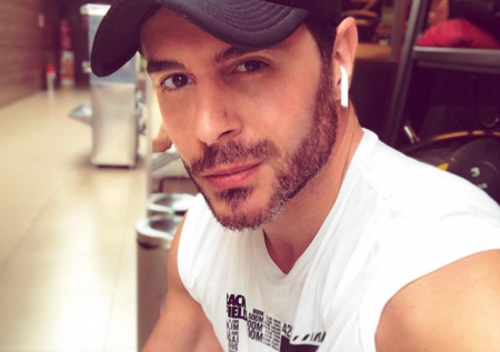Ricardo Tozzi posta foto de sunga e acaba mostrando algo a mais