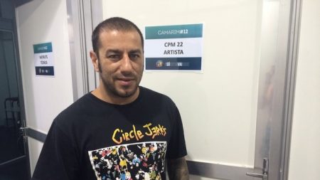 Badauí se irrita com comparação de fãs do CPM 22 com o sertanejo