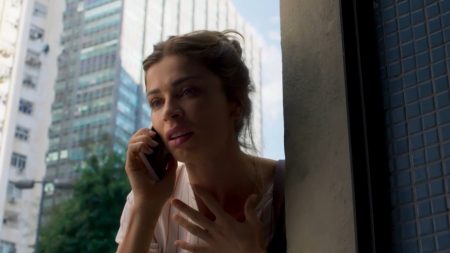 “Bom Sucesso”: Paloma é demitida, bebe todas, liga para o ex e extravasa