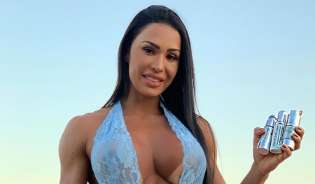 Gracyanne Barbosa aparece sem calcinha e é surpreendida por fã