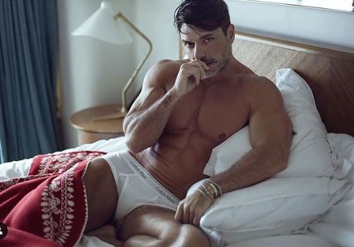 Irmão de Rodrigo Faro sensualiza de cueca branca na cama
