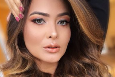Geisy Arruda incendeia web com bumbum de fora em fio dental