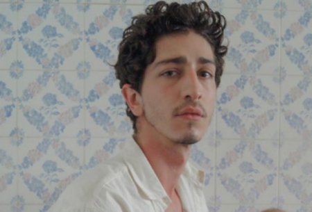 Johnny Massaro volta para o Brasil e toma atitude para proteger família