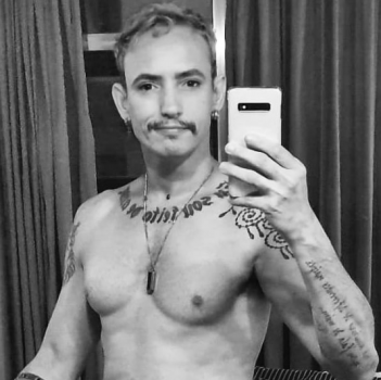 Ricky Vallen surge irreconhecível em aplicativo de paquera gay