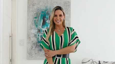 Carla Perez exibe boa forma com look florido e Xanddy reage