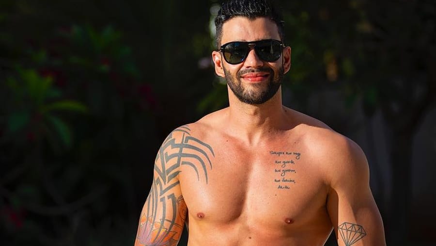 Gusttavo Lima surpreende e faz tatuagem para comemorar sucesso