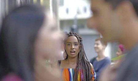 “Malhação”: Jaque observa Milena e Daniel aos beijos