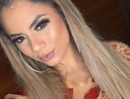 Lexa exibe decote ousado em selfie sexy e seguidores elogiam
